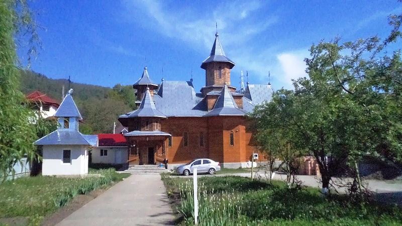 Biserica - vedere exterioară